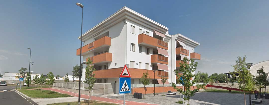 slide1 Edificio moderno con alberi e segnali