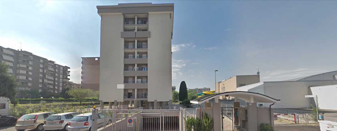 slide2 Edificio residenziale con auto parcheggiate